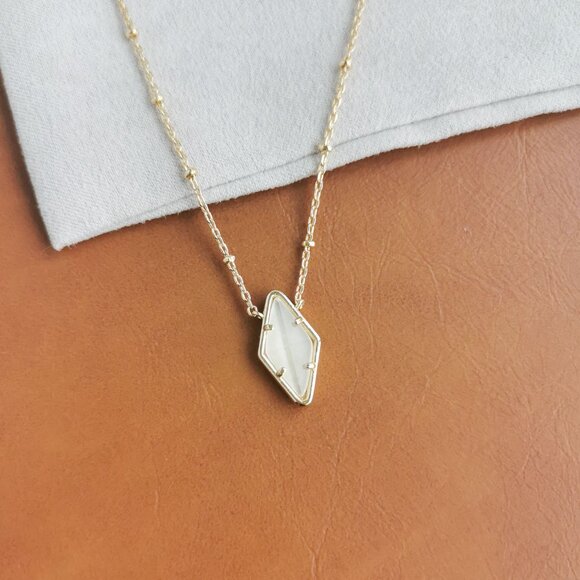 Kendra Scott Kinsley Gold Ivory Mother-of-Pearl Short Necklace Trendy - Picture 2 of 4